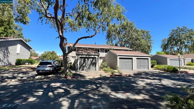 Building Photo - 2828 Royal Ann Ln