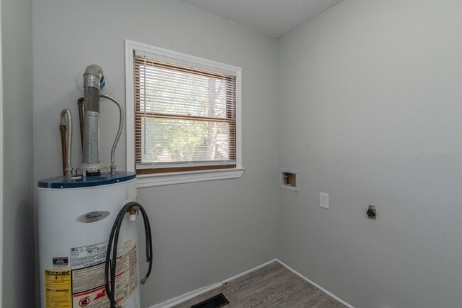 Building Photo - Updated 2 BD/ 2 BA home in Harrisburg avai...