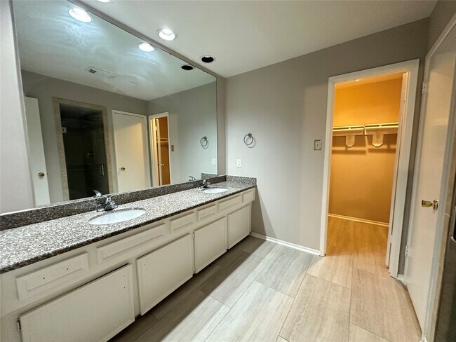 Building Photo - 2910 Colonial Dr