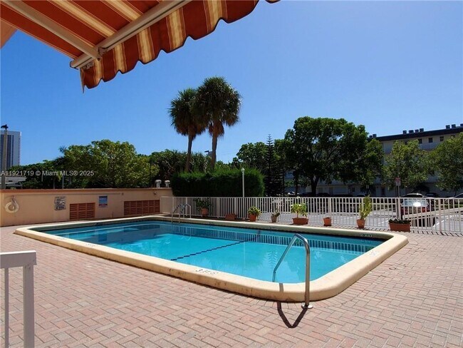 Building Photo - 2200 E Hallandale Beach Blvd