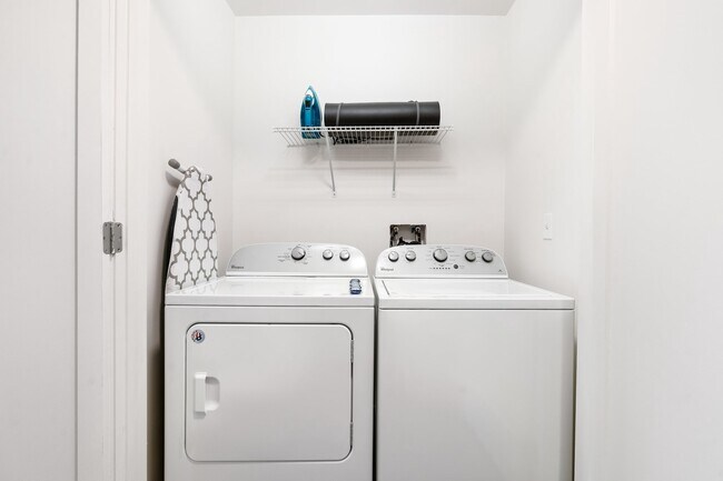 Building Photo - Midtown Magic: Big Savings + Big Perks!