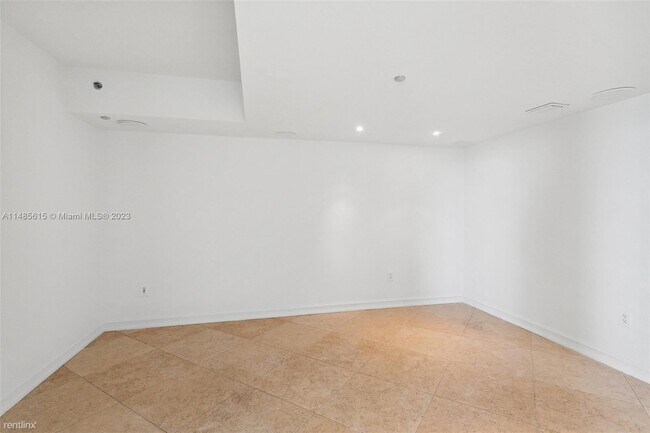 Building Photo - 4 br, 5.5 bath Condo - 18911 Collins Ave A...