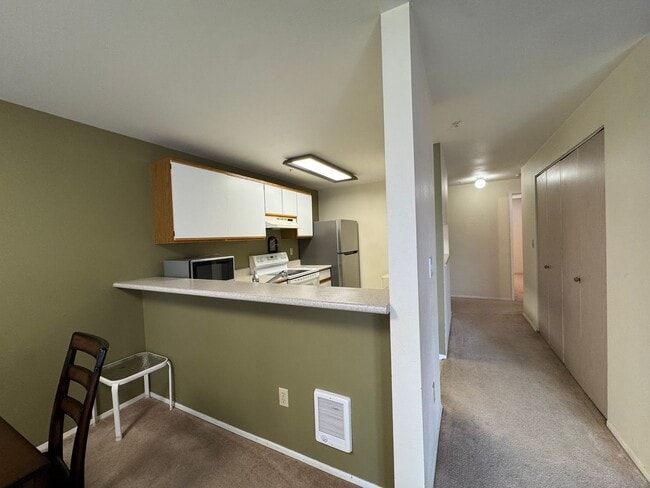 Building Photo - Comfortable & Convenient Condo in Renton