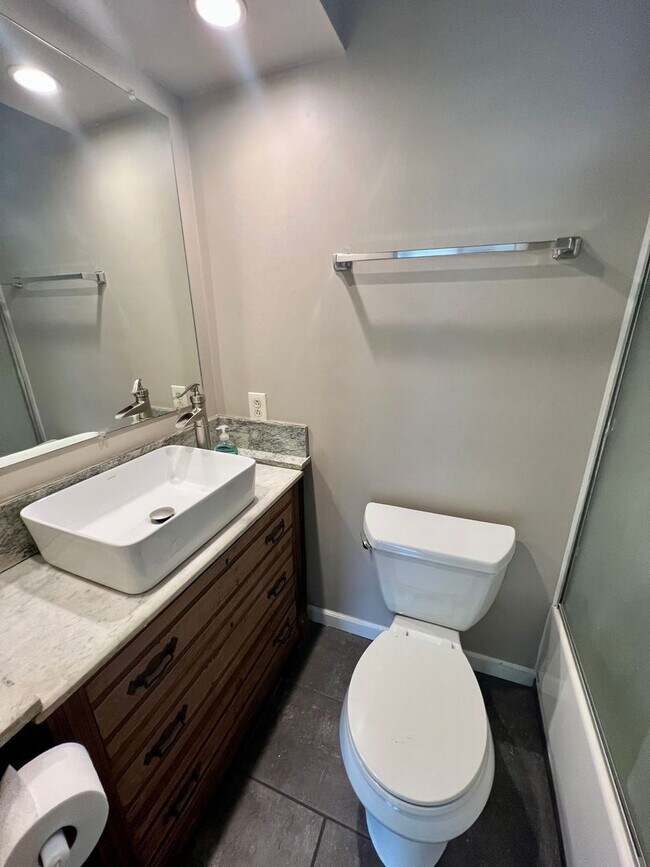 Building Photo - 146 Maplewood Ave