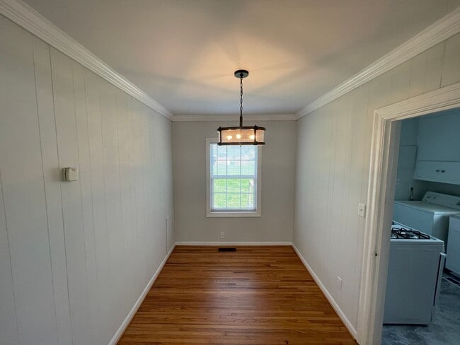 Building Photo - 2 Bedroom House with Large Bonus Room
