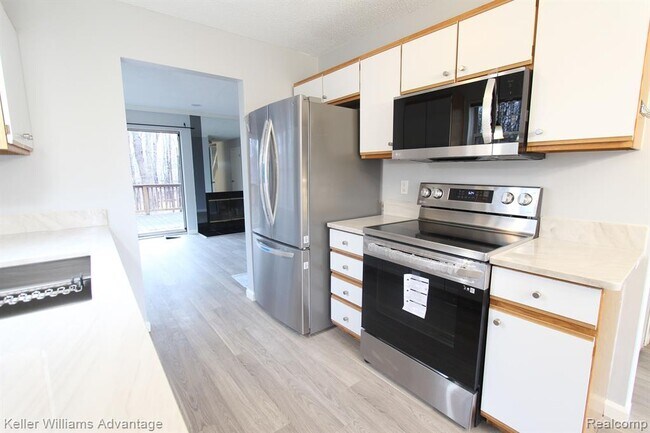 Building Photo - 41498 Cornell Dr