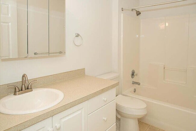 Building Photo - "Coastal Comfort Awaits: Charming 3-Bed, 2...