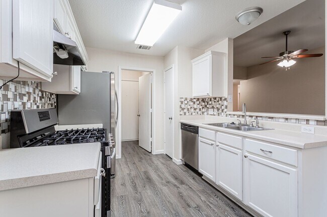Building Photo - Comfortable 3BR/2BA Home with Vinyl Floori...
