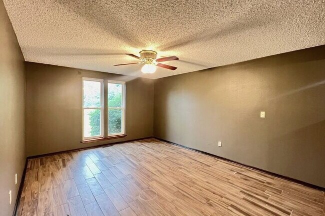Building Photo - "Charming 3-Bedroom Haven with 2 Baths and 2350 Sq. Ft. of Spacious Living in Springdale!"