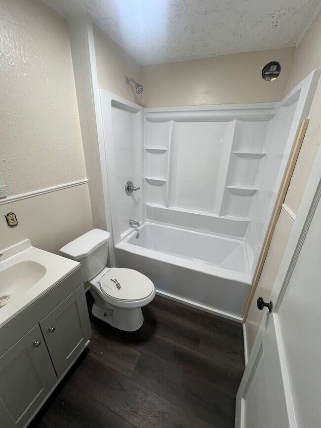 Building Photo - 418 E 5th St