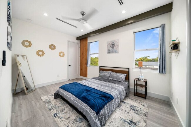 Building Photo - 1514 NE 5th Ct