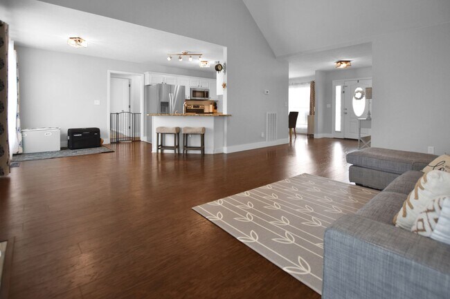 Building Photo - Three Bedroom with Bonus!