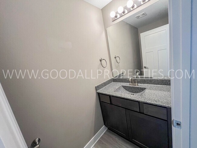 Building Photo - 4 Bedroom 3.5 bathrooms with a walkout finished basement in Norwalk