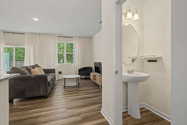 Building Photo - Furnished 3-Bed Townhouse in Durham