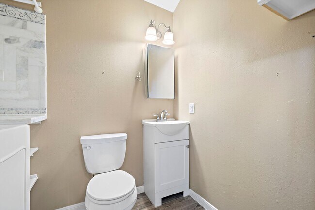 Building Photo - Gorgeous 4 bed/2.5 bath two story home in ...
