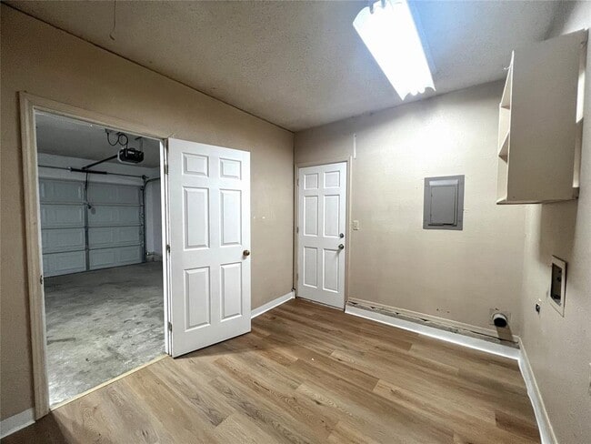 Building Photo - 1024 S Highland Dr
