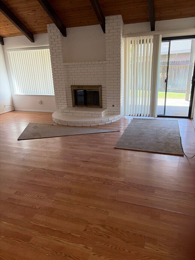 Building Photo - Exceptional 3 bedroom plus Loft or 4th bedroom