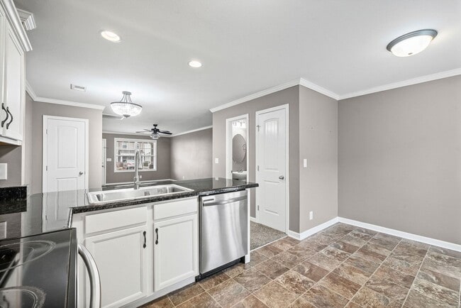 Building Photo - 2 Bedroom Pet Friendly Condo For Rent Near Beachaven Vineyard!