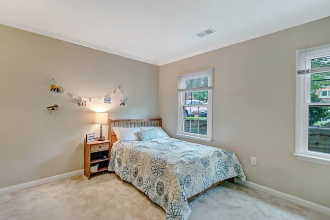 Building Photo - 2883 Sutton Oaks Ln