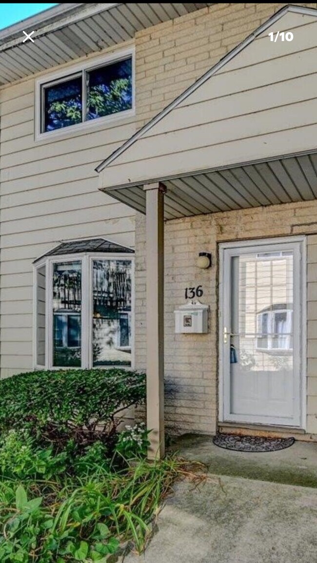 Primary Photo - 136 N Lakewood Gardens Ln