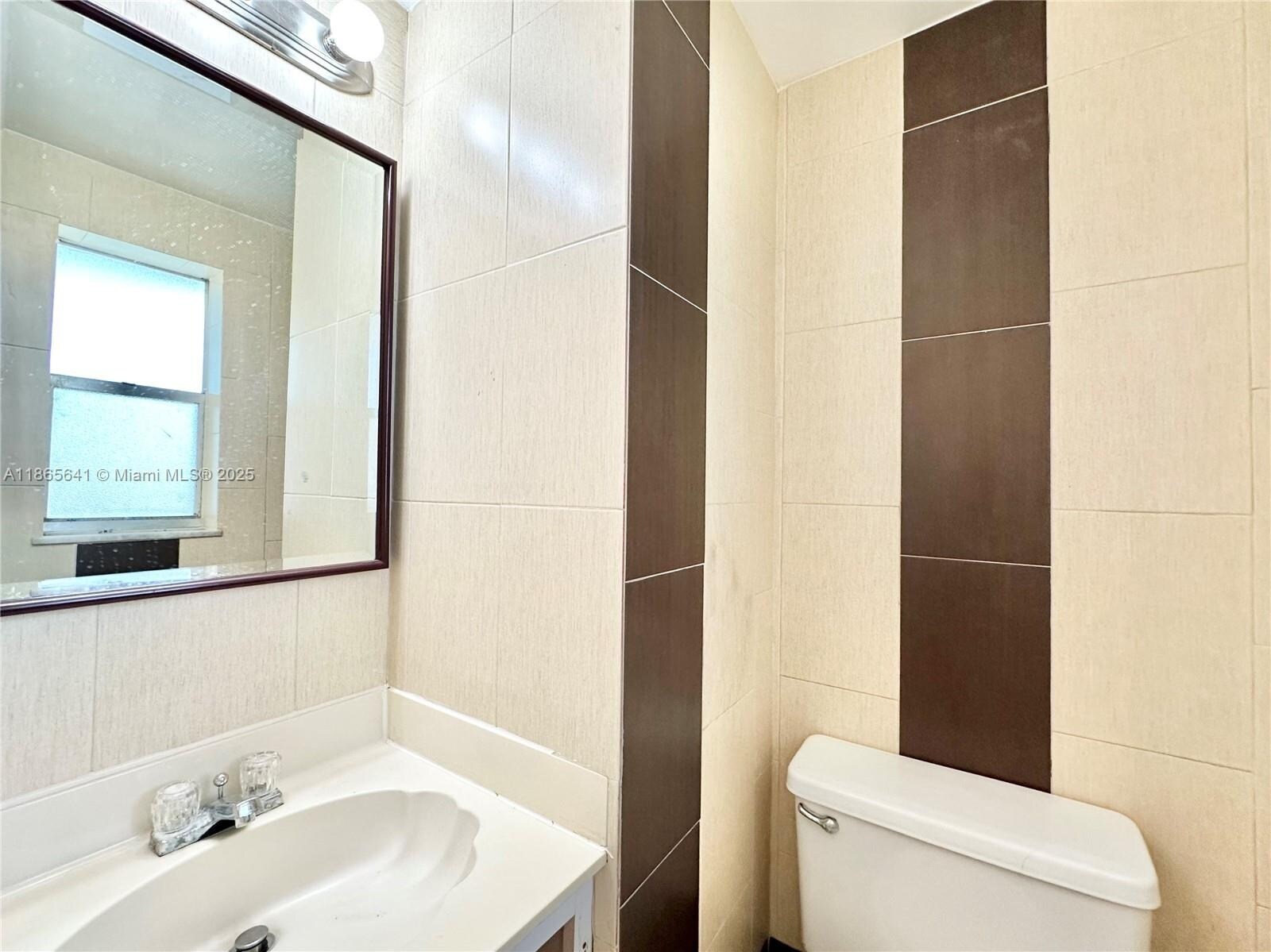 Building Photo - 7831 Colony Cir N