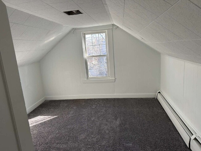 Building Photo - Charming 4-Bed / 1.5-Bath Home in Quiet Springvale Neighborhood