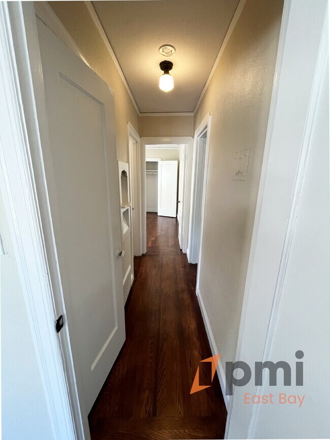 Building Photo - Inviting 2BD Craftsman Bungalow w/ New HVA...