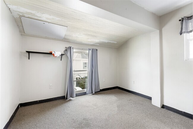 Building Photo - 385 Forest Ave