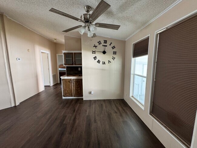 Building Photo - 1584 Valiant Dr