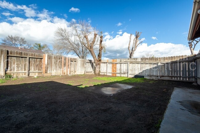 Building Photo - 3 Bedroom, 2 Bath Home - $2095 per month!