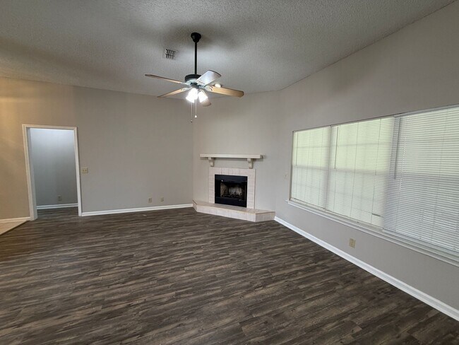 Building Photo - 401 Wild Grape Dr