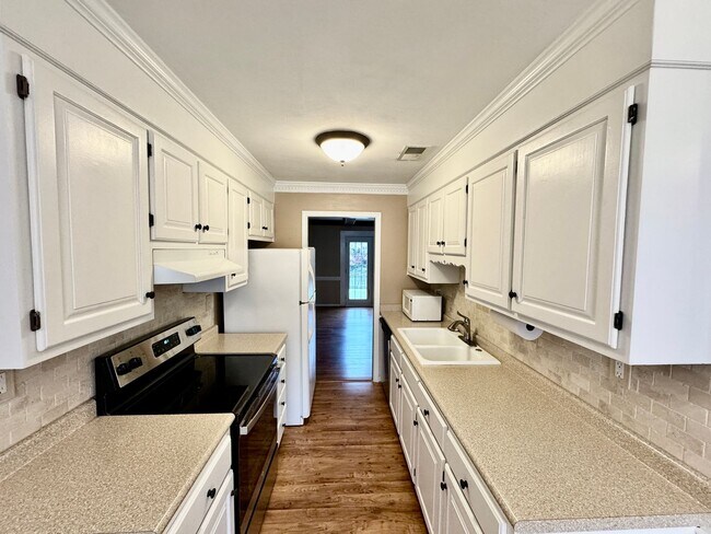 Building Photo - Available 11-14-25! Lakefront Townhome w/2...