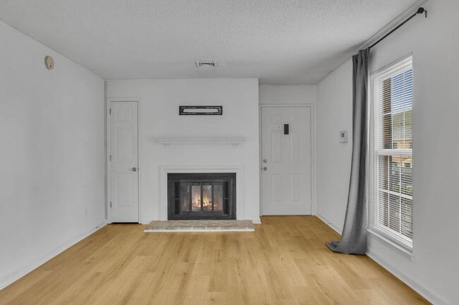 Building Photo - Spotless home in the most convenient locat...
