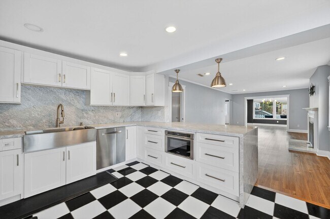 Building Photo - Beautifully updated 3-bedroom, 2.5-bathroom Craftsman in the heart of South Park