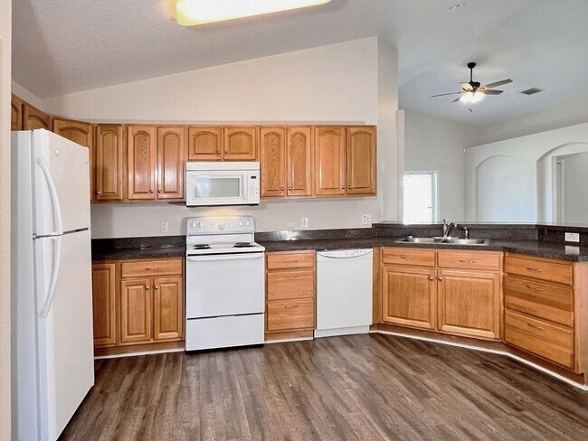 Building Photo - Spacious Three-Bedroom Home in Savannah Estates