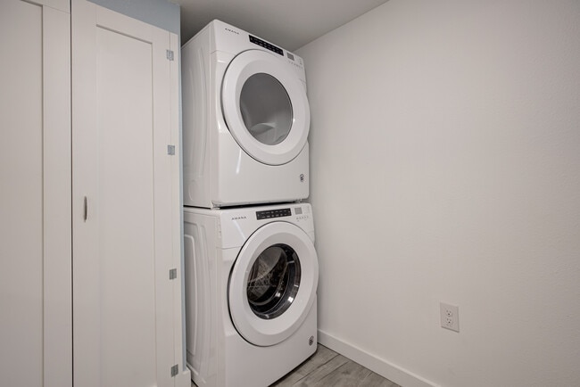 Building Photo - 404 N Findlay Ave