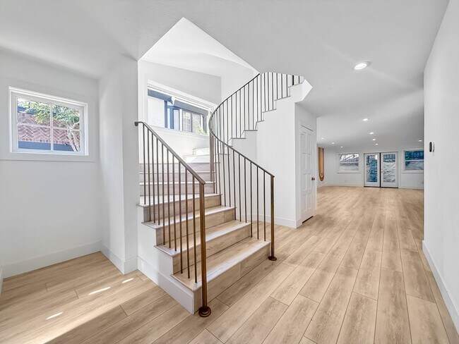 Building Photo - Stunning 4B/3BA House in Gated Community in Carlsbad!