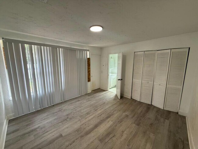 Building Photo - 933 30th Ct
