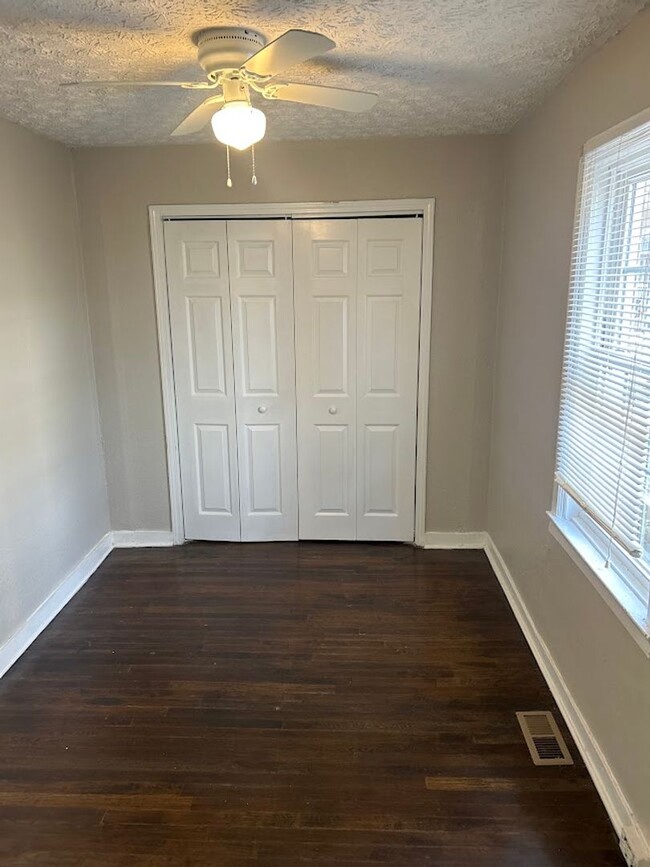 Building Photo - 4 Bed and 2 Bath in Atlanta!