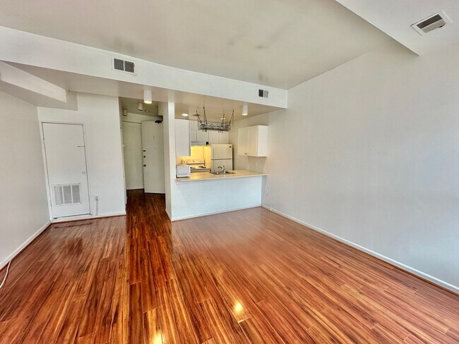 Building Photo - 2052 -Loukas