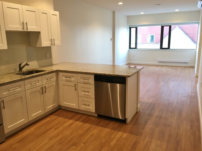 Building Photo - 875 Elm St