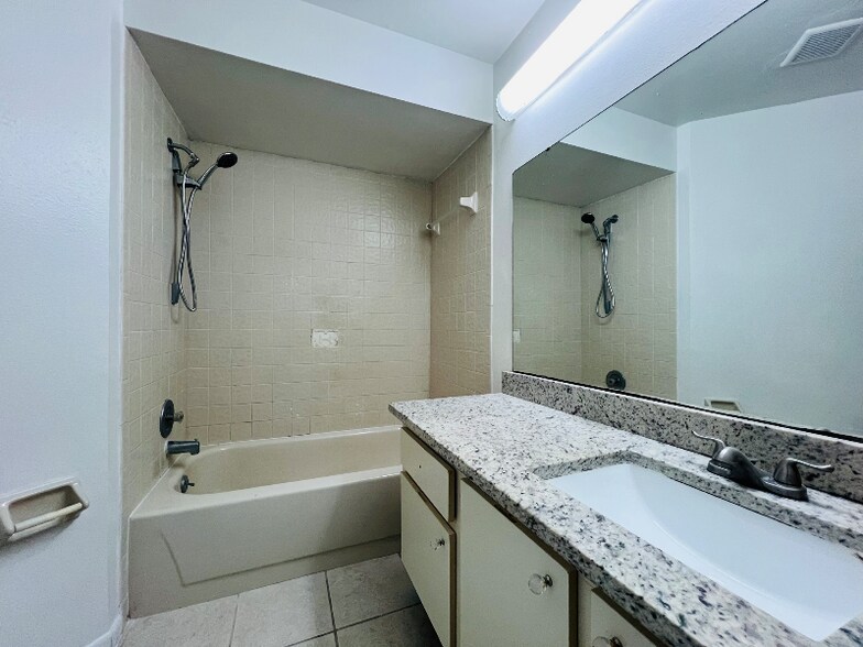 Building Photo - 3700 Southpointe Dr