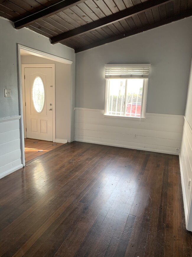 Building Photo - 939 W 48th St