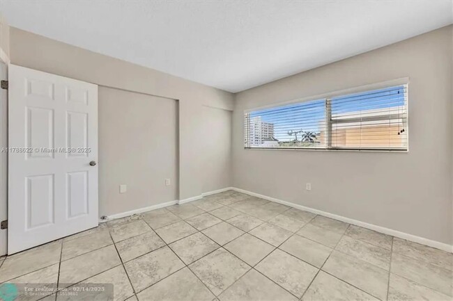 Building Photo - 300 Oregon St