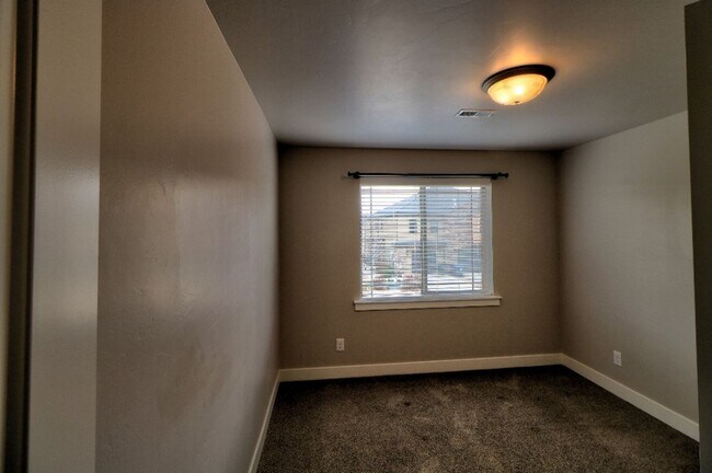 Building Photo - 3 bed 2.5 bath townhome in Salem