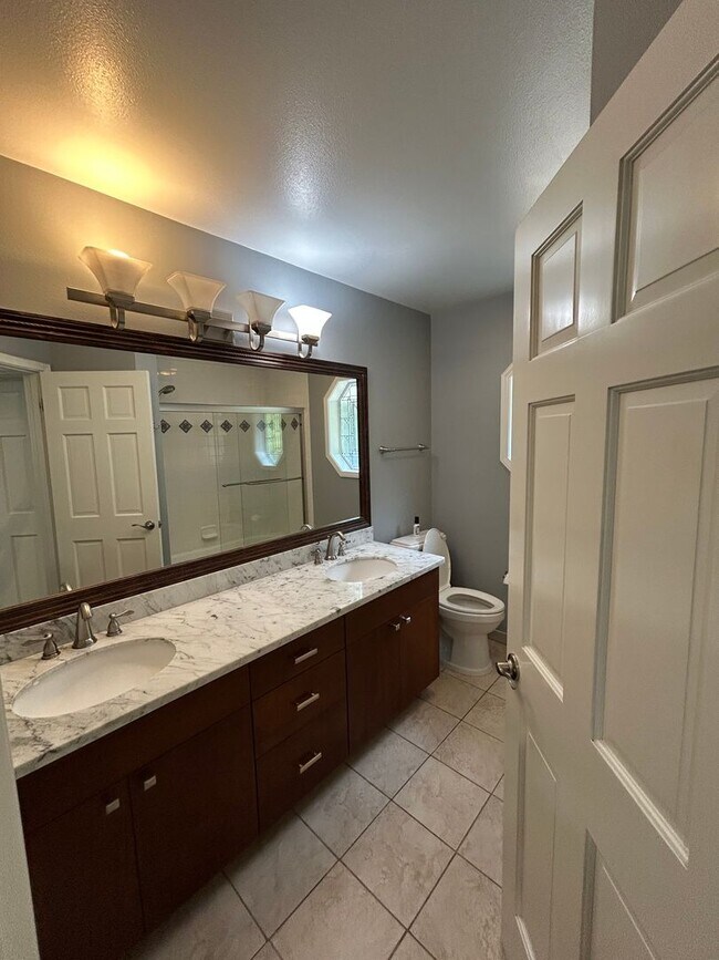 Building Photo - For Rent – Stunning 4-Bedroom NW Contempor...