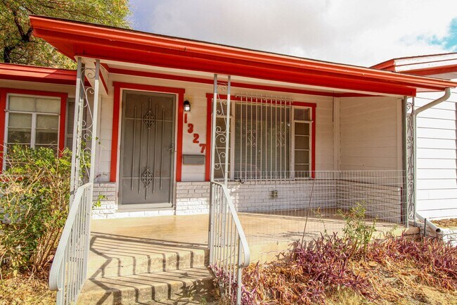 Building Photo - 1327 Vanderbilt St