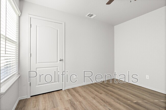 Building Photo - 107 Lost Trl