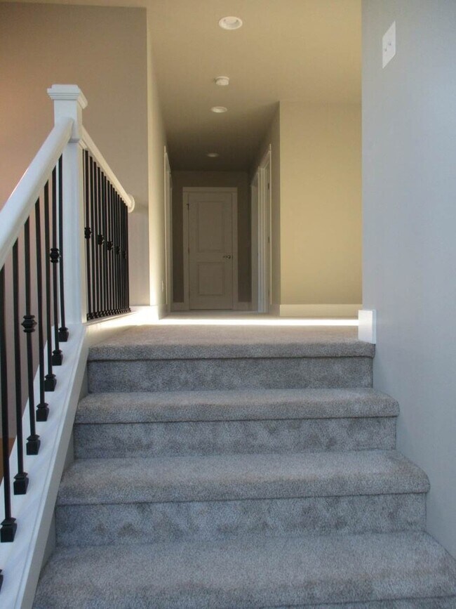 Building Photo - 4 Bedroom 2.5 Bathroom Harbor Hills Home