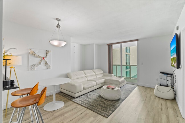 Building Photo - 1800 N Bayshore Dr